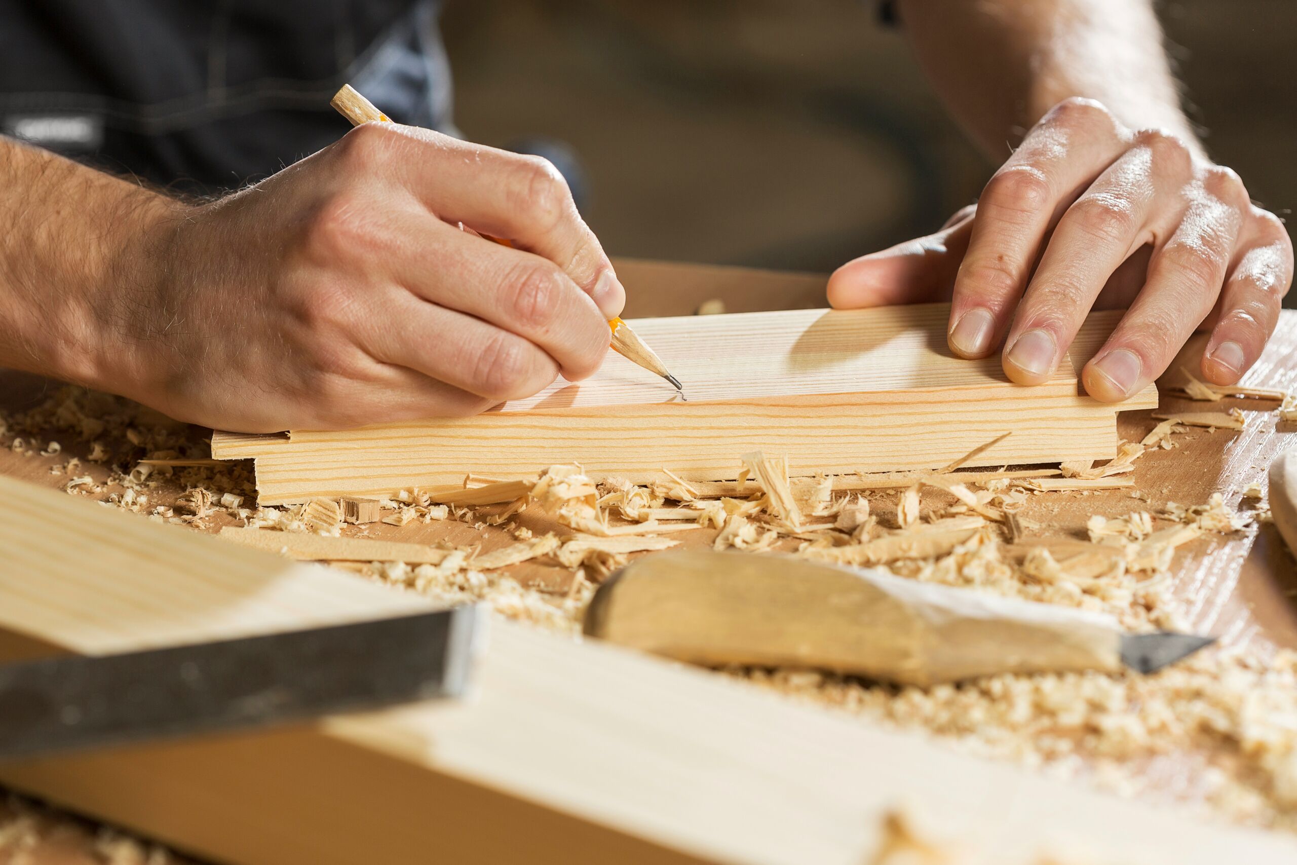 Matières nobles, essences de bois et travail artisanal à l'atelier - JT Répare & Créa Bois