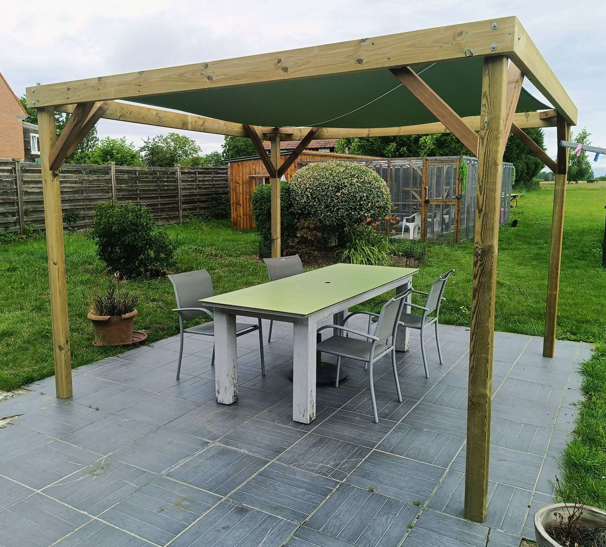 Création tonnelle en bois traité autoclave sur mesure avec toile d'ombrage pour terrasse